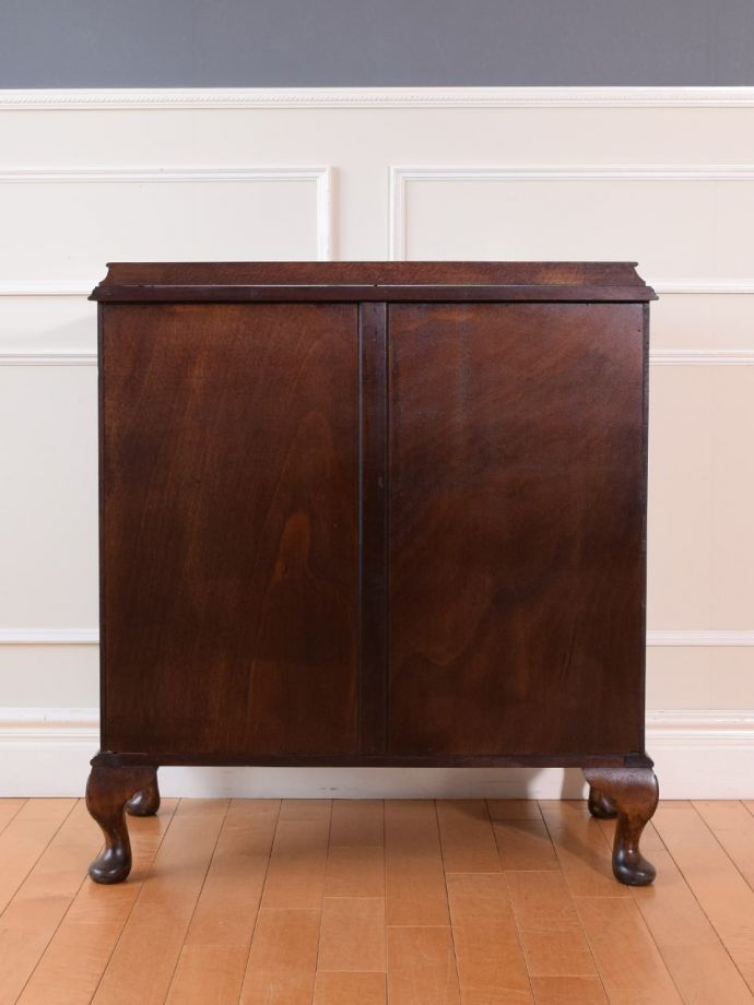 チェストの後ろ姿