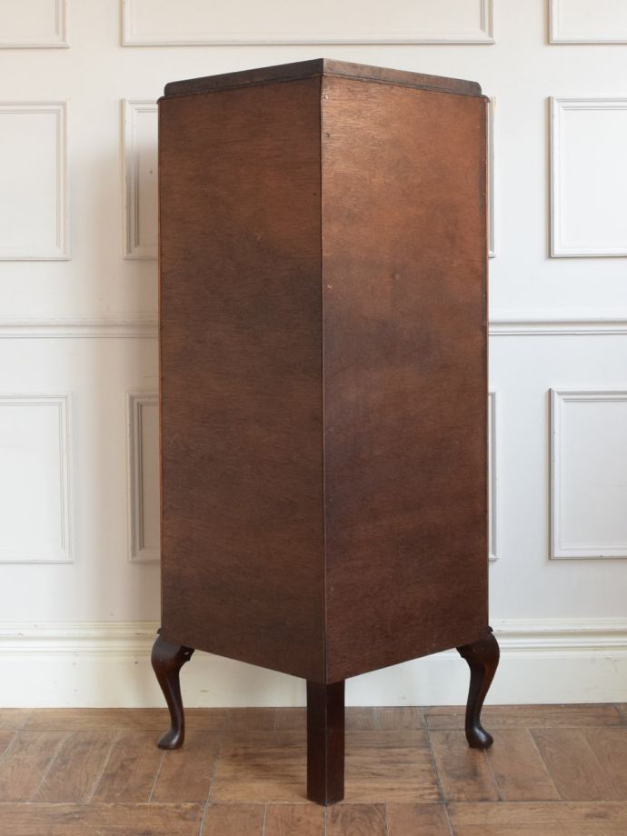 キャビネットの後ろ姿