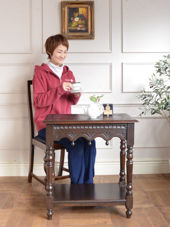 アンティークのオケージョナルテーブル