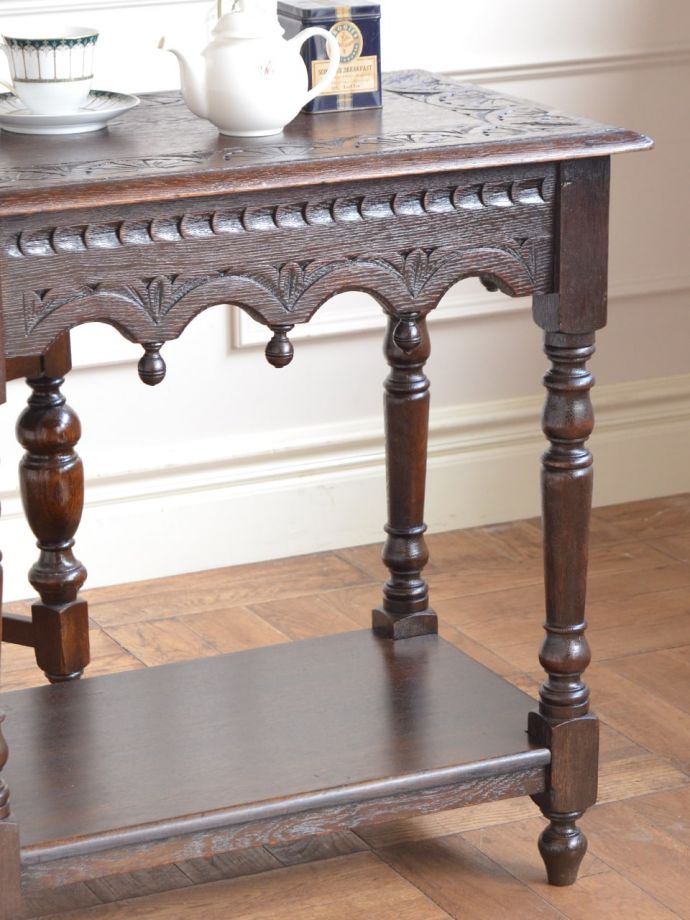 英国のアンティーク家具らしいデザイン