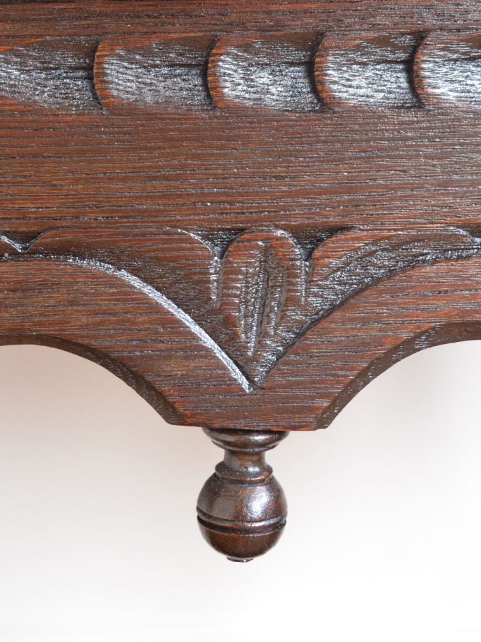 英国アンティーク家具らしい彫