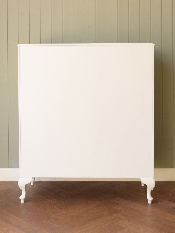 チェストの後ろ姿