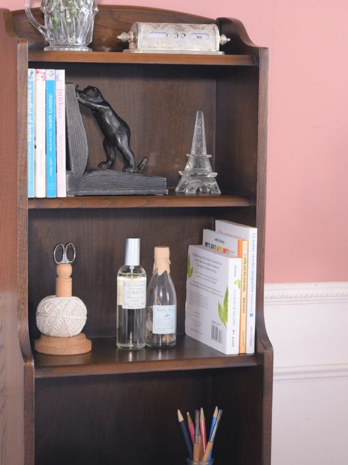 アンティークのオープンシェルフ