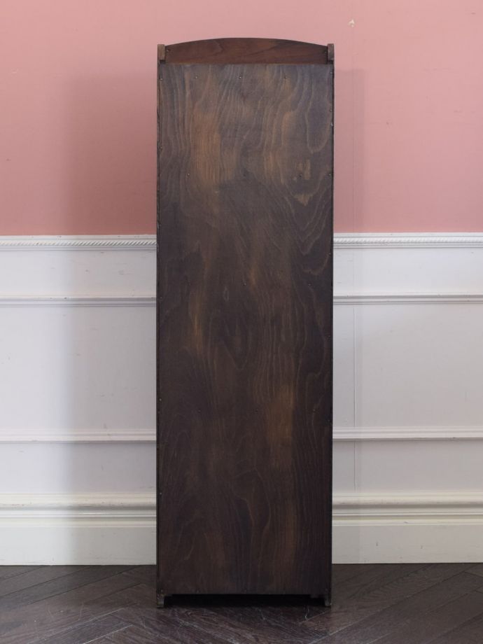 オープンシェルフの後ろ姿