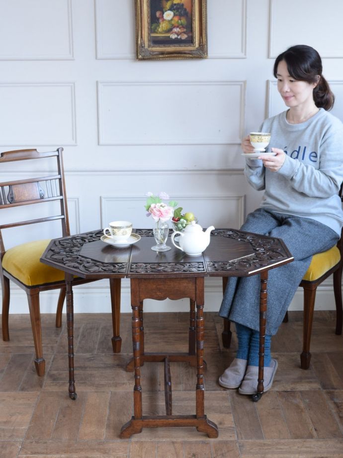 アンティークの折り畳み式テーブル