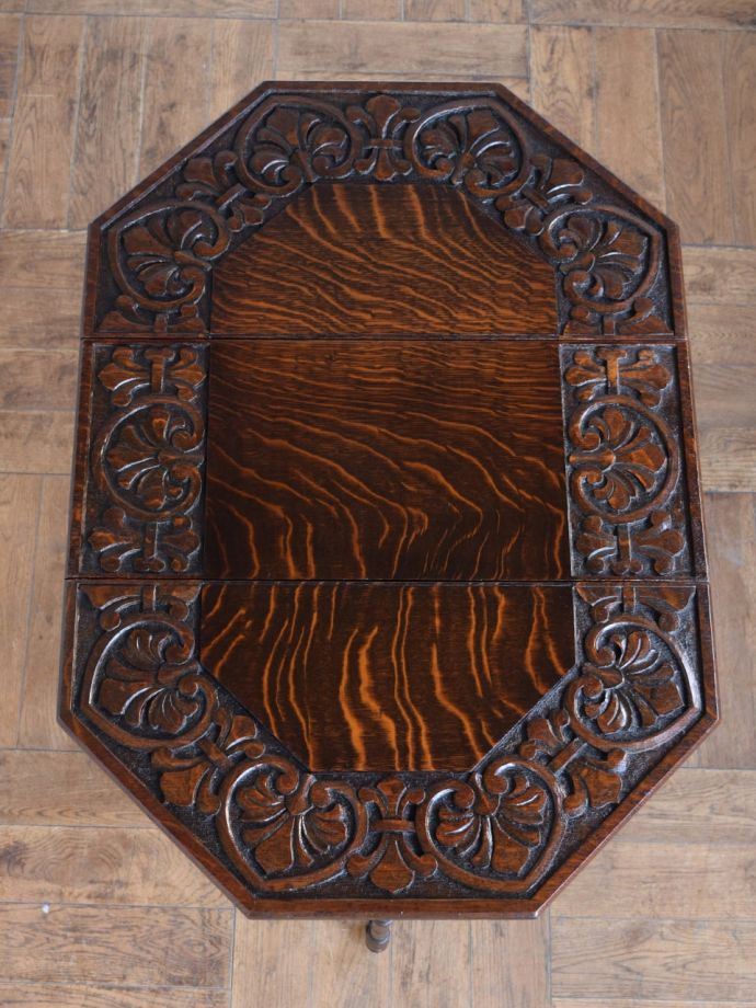 天板を広げた折り畳みテーブル