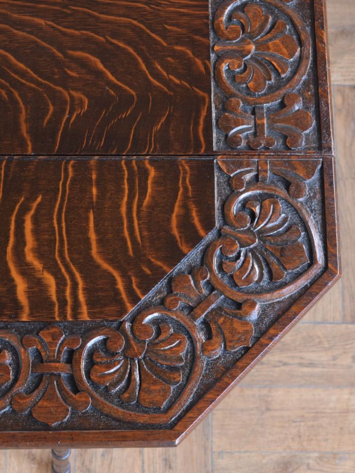 アンティークテーブルらしい木目