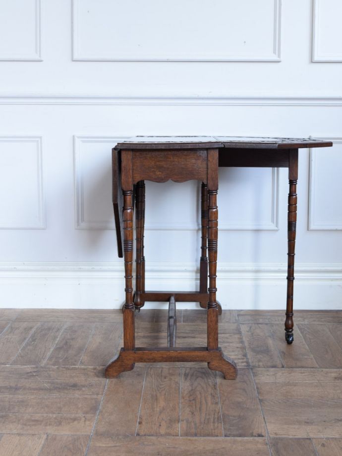 片足を開いた折り畳みテーブル