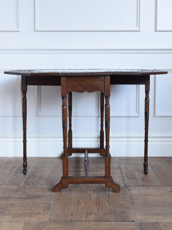 両足を広げた折り畳み式テーブル