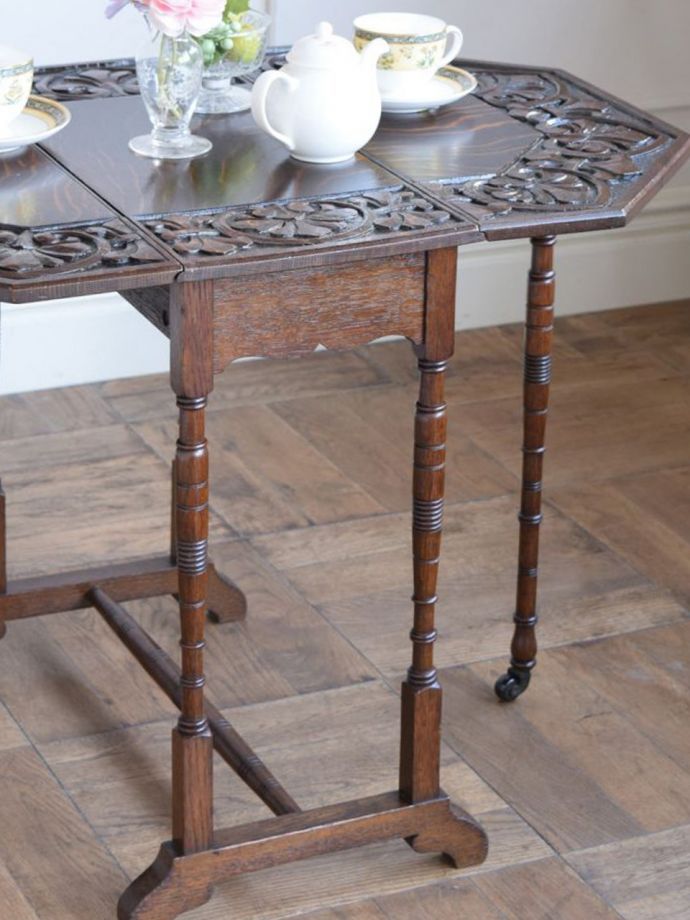 伸長式のおしゃれなアンティークテーブル