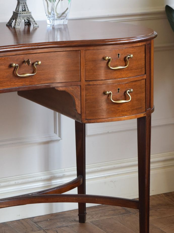 アンティークデスクの美しい木目