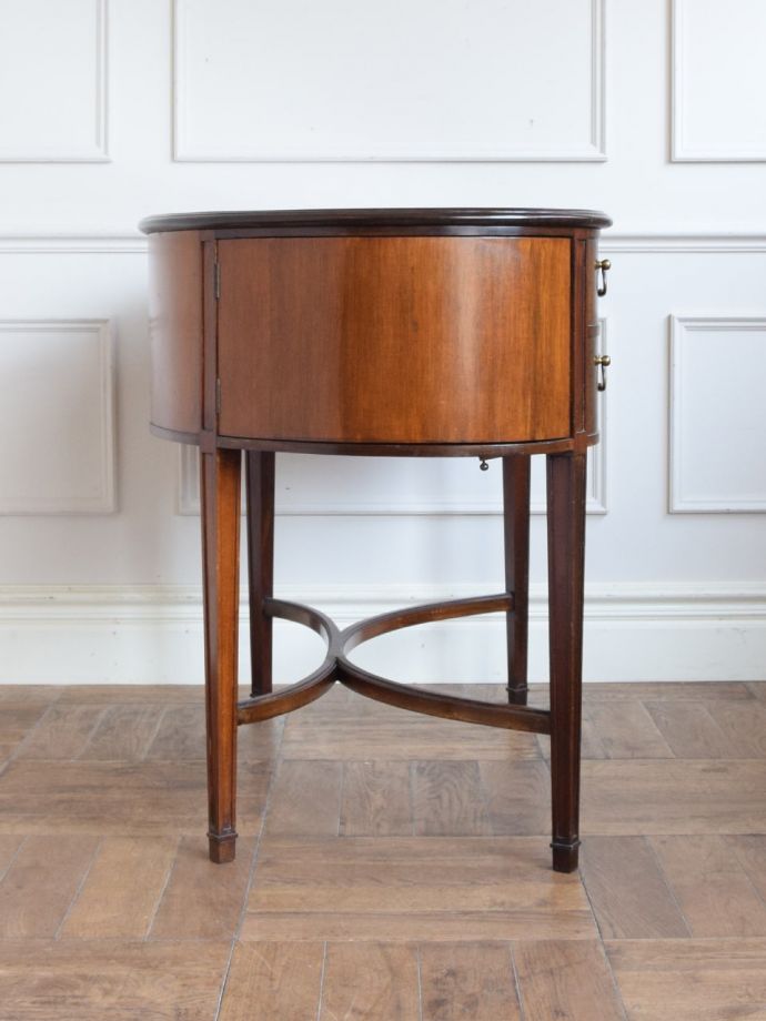 書斎デスクの側面