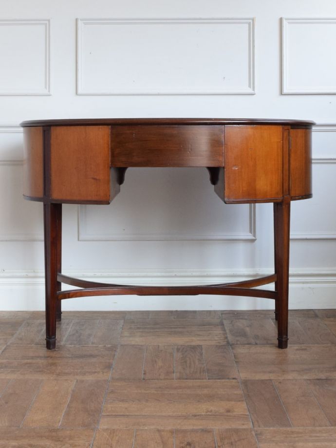 アンティークデスクの後ろ姿