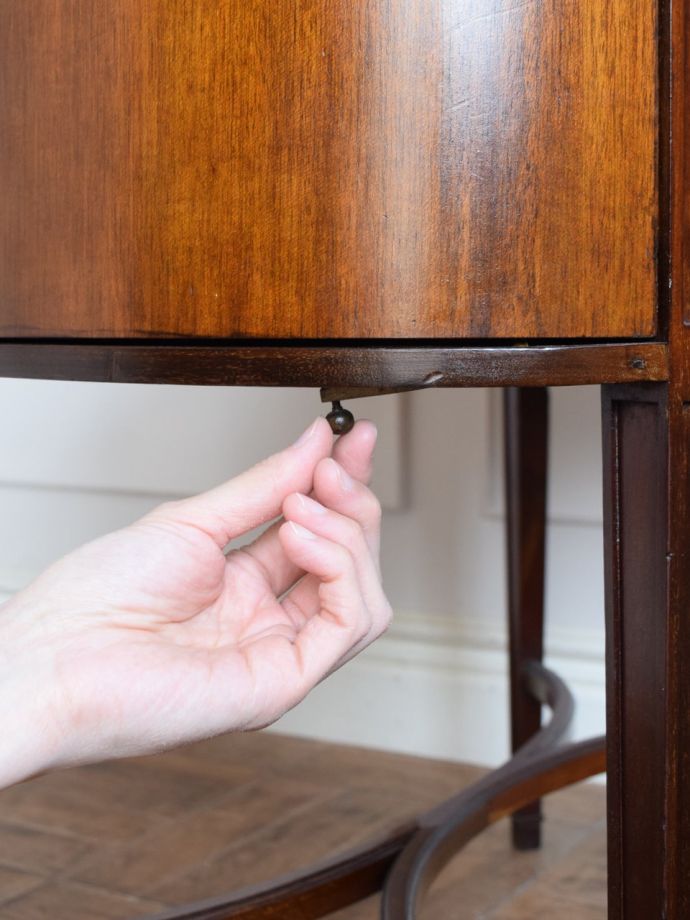 アンティークらしい隠し扉