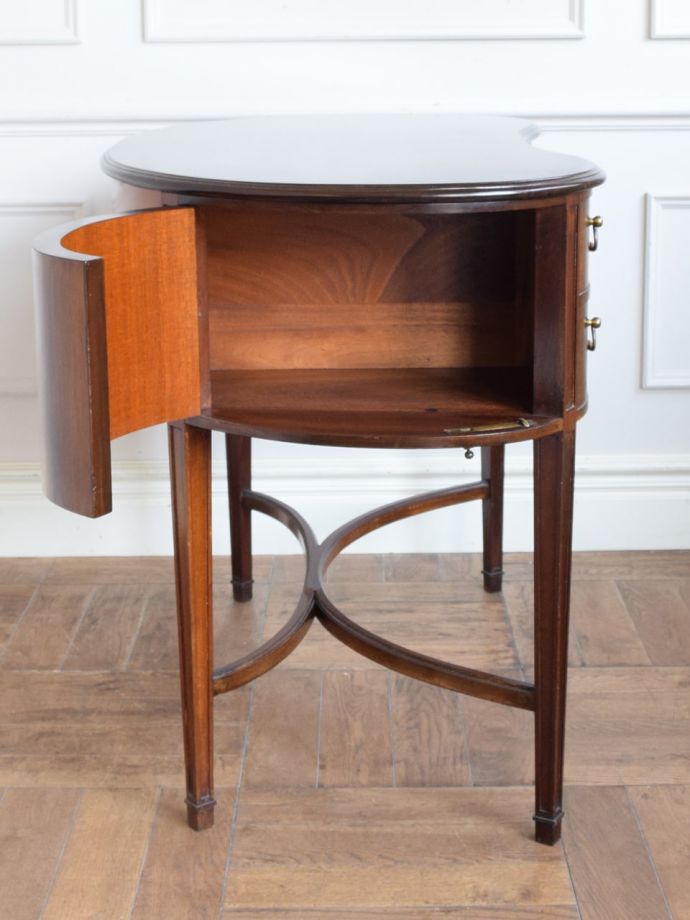 書斎デスクの扉の中