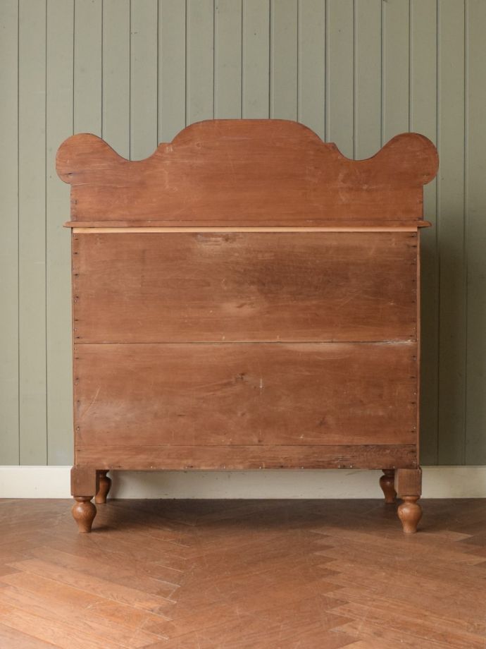 チェストの後ろ姿