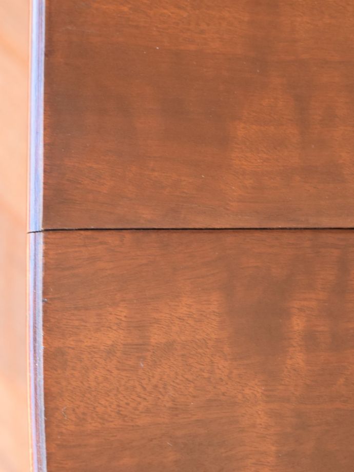 アンティークテーブルらしい木目