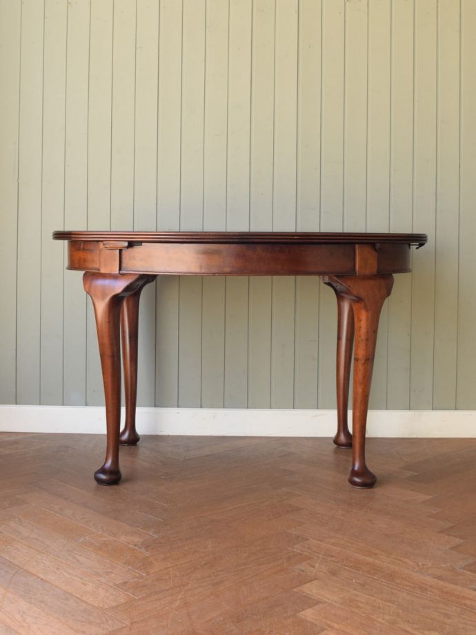 伸長式テーブルの側面