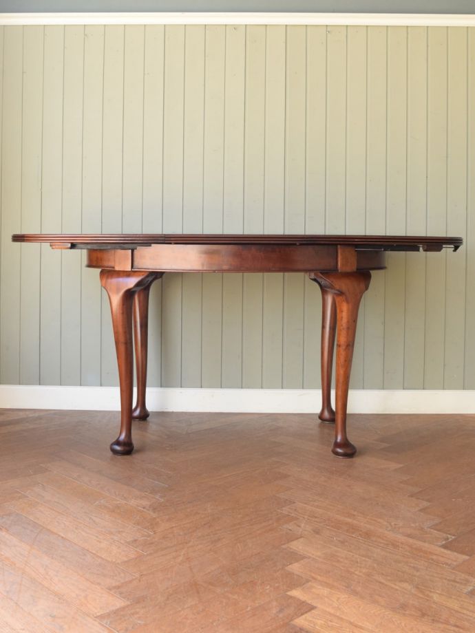 開いた伸長式テーブル