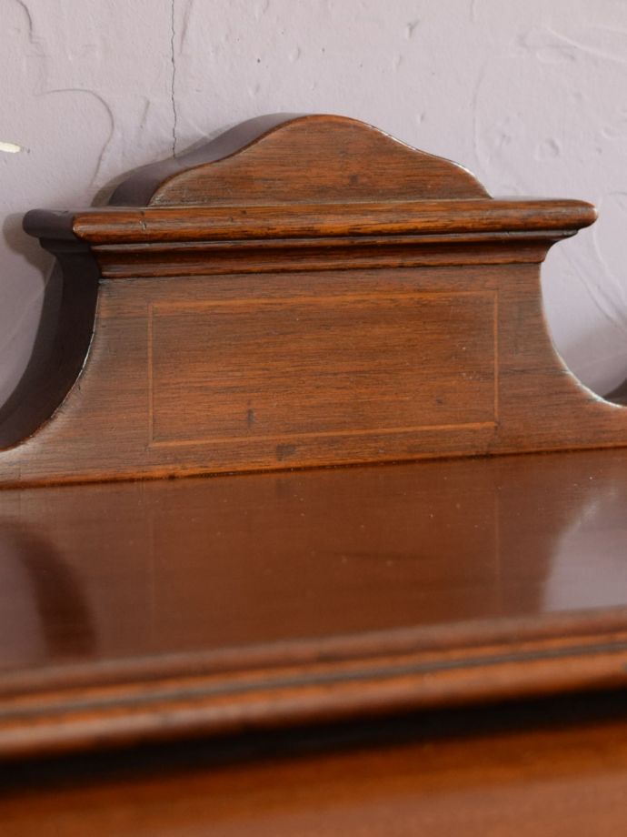 英国アンティーク家具らしい装飾