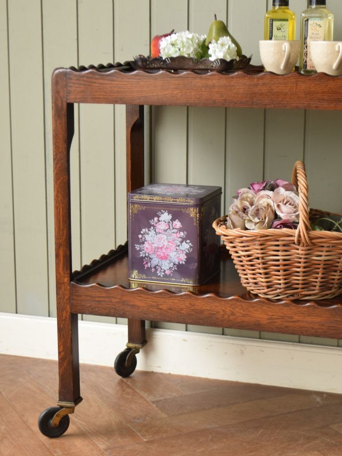 アンティーク家具らしさが漂うワゴン