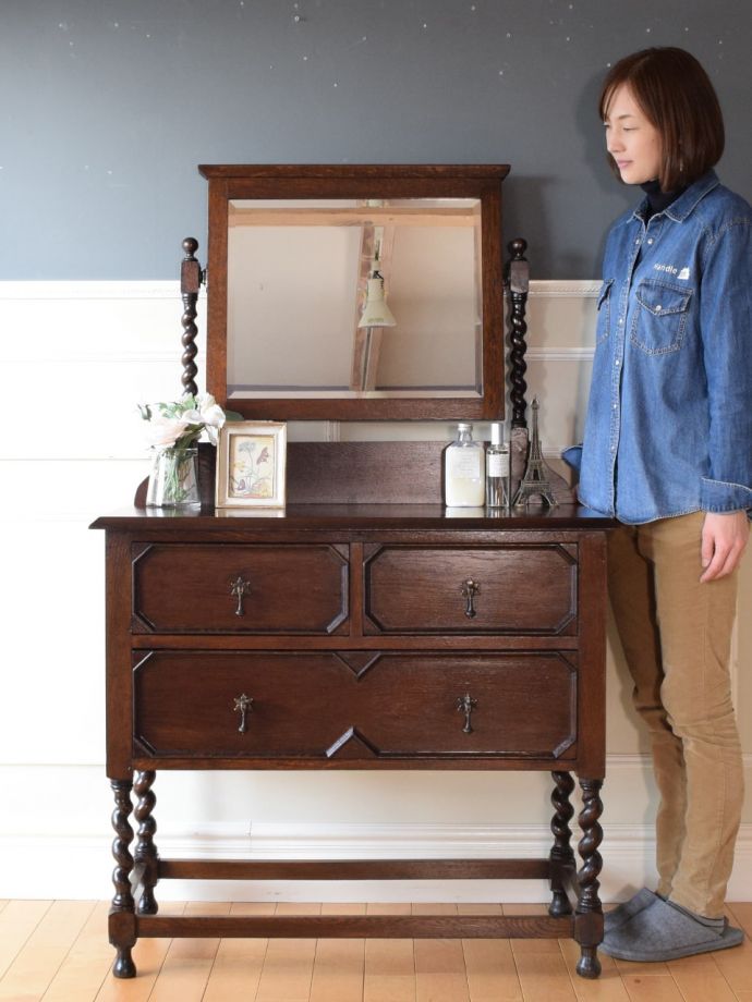 英国アンティークのドレッサー