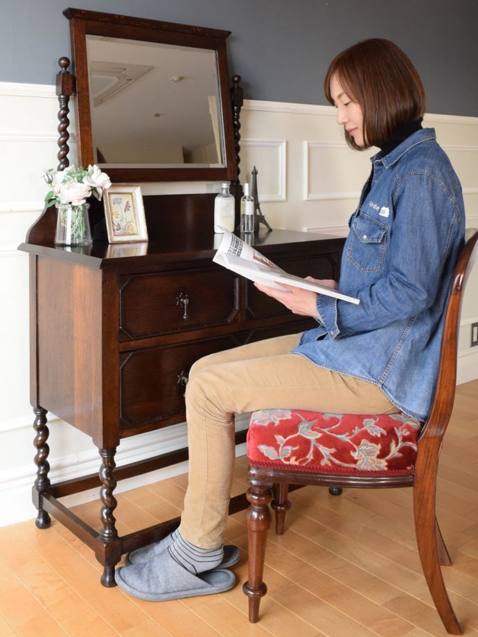 便利に使えるアンティークのドレッサー