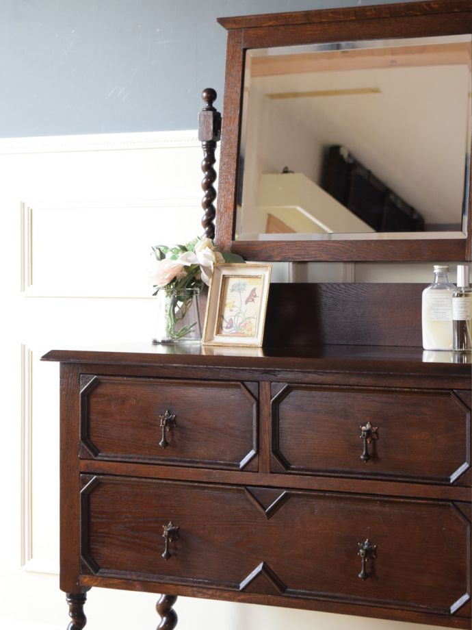 ドレッサーの美しい杢目