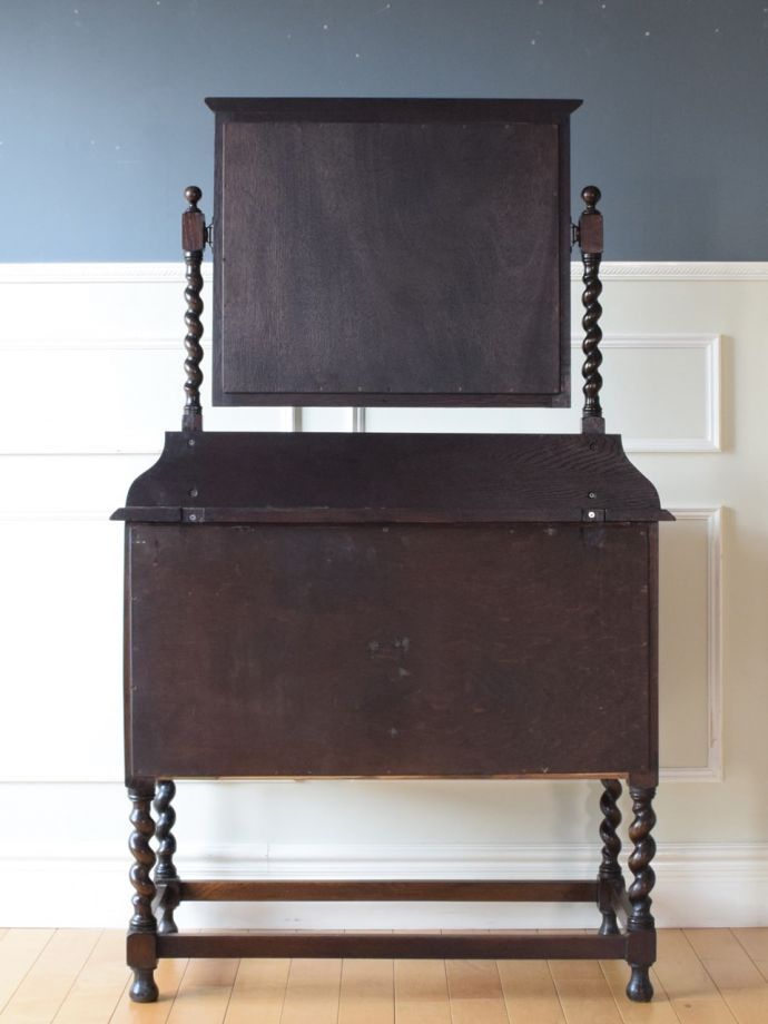 ドレッサーの後ろ姿