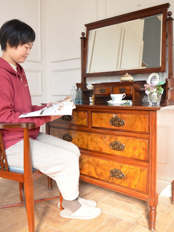 便利に使えるアンティークのドレッサー