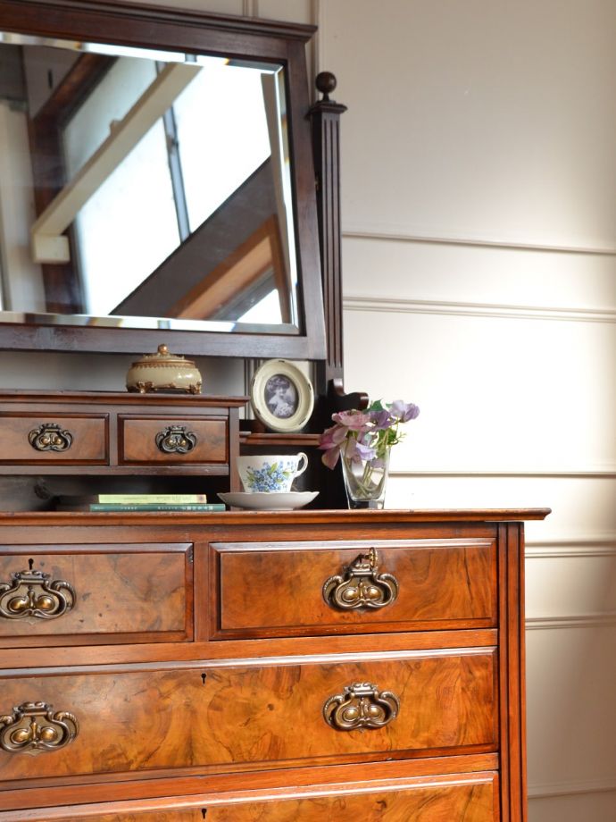 ドレッサーの美しい杢目