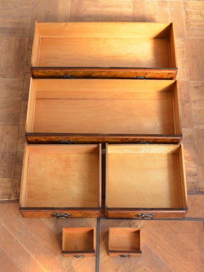 ドレッサーの引き出しの中