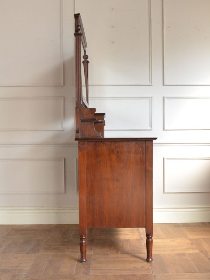 ドレッサーの側面