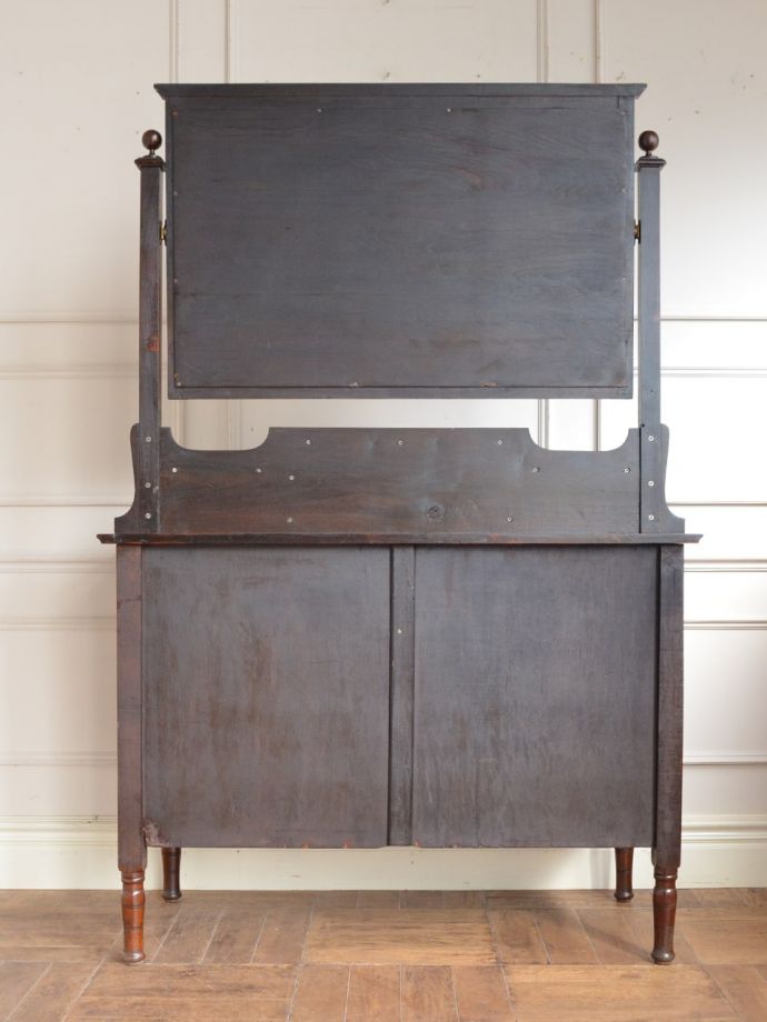 ドレッサーの後ろ姿