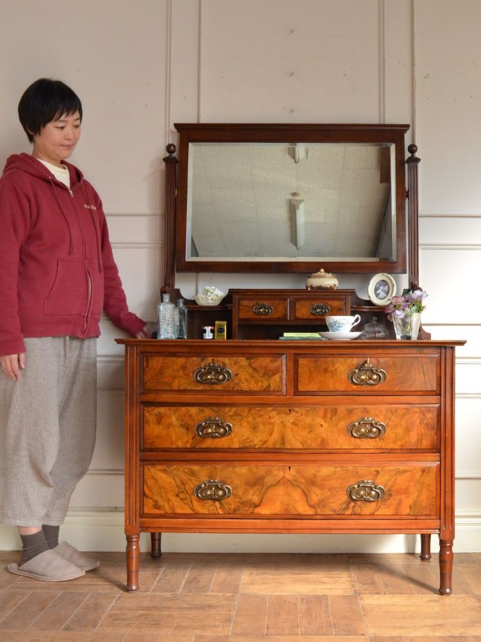 英国アンティークのドレッサー