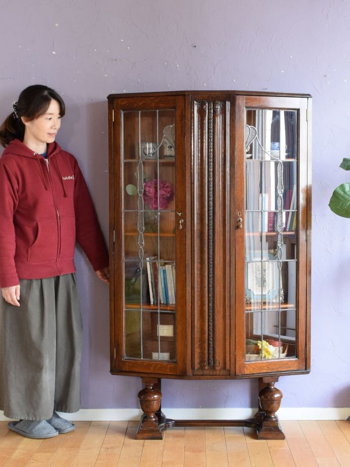 英国アンティークのキャビネット
