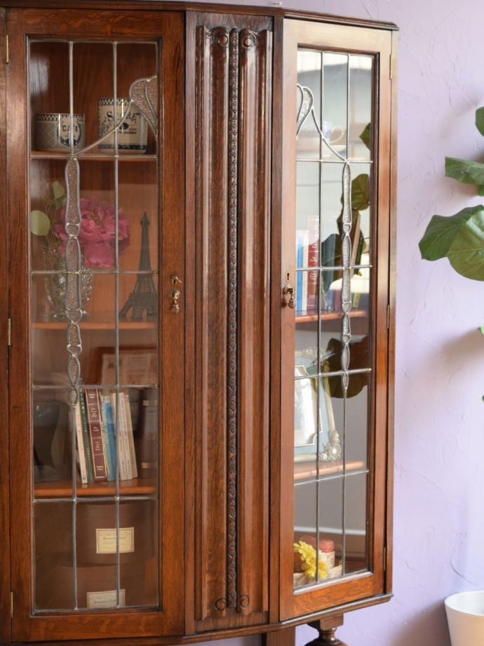 ステンドグラスの扉が美しいキャビネット