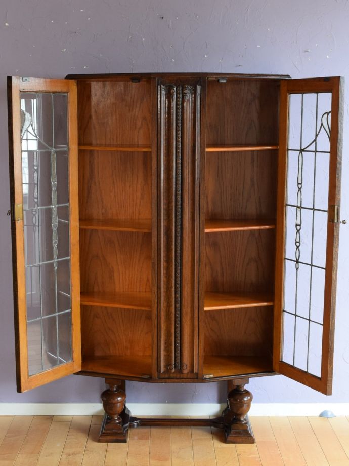 キャビネットの扉の中