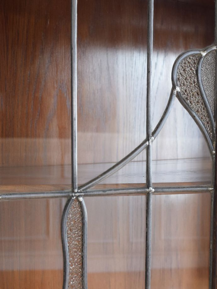 ステンドグラスの扉