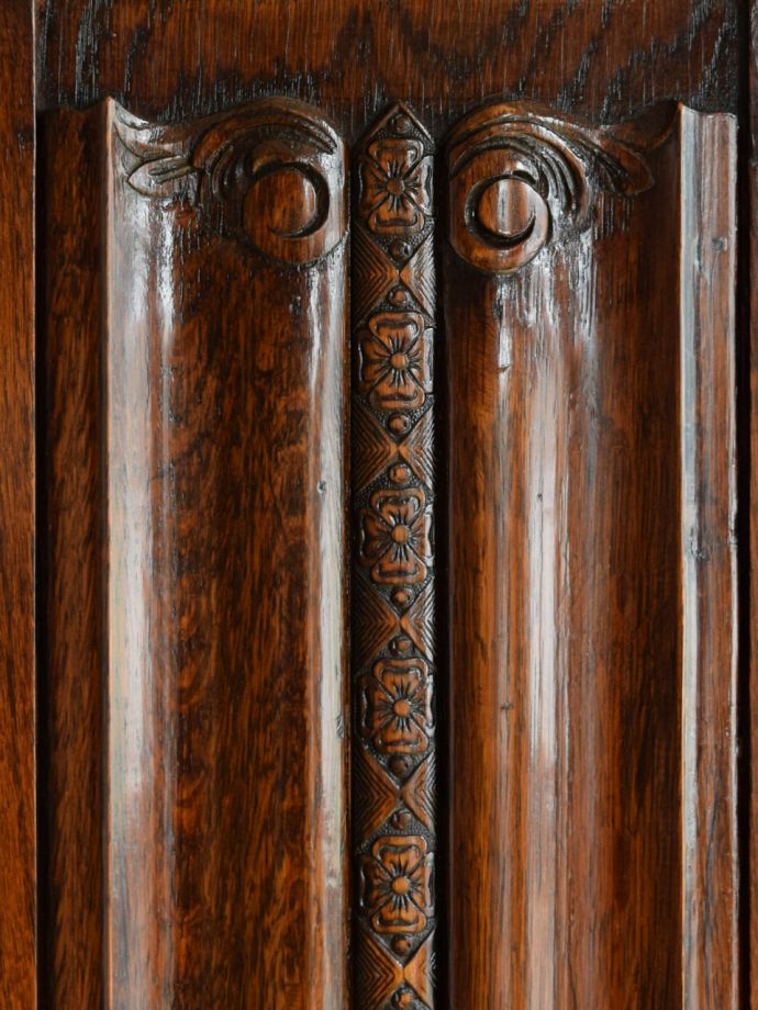 英国アンティーク家具らしい装飾