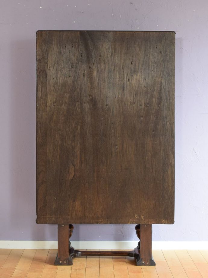 キャビネットの後ろ姿