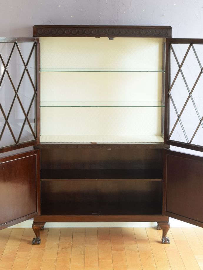 ガラスキャビネットの扉の中