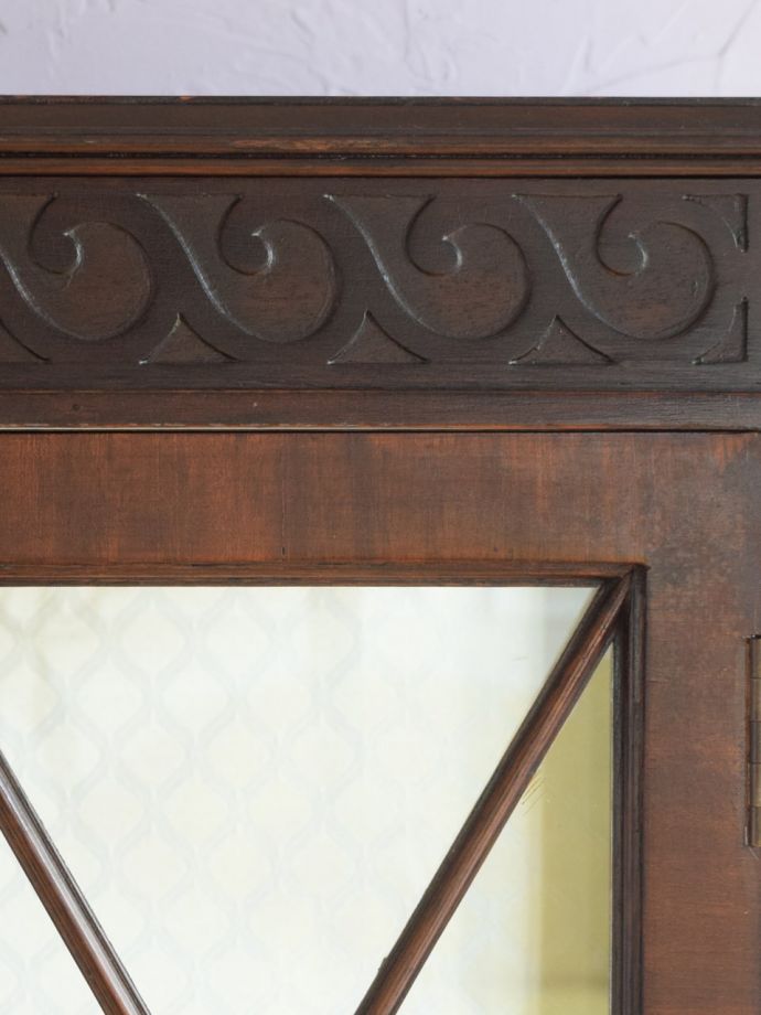 英国アンティーク家具らしい彫