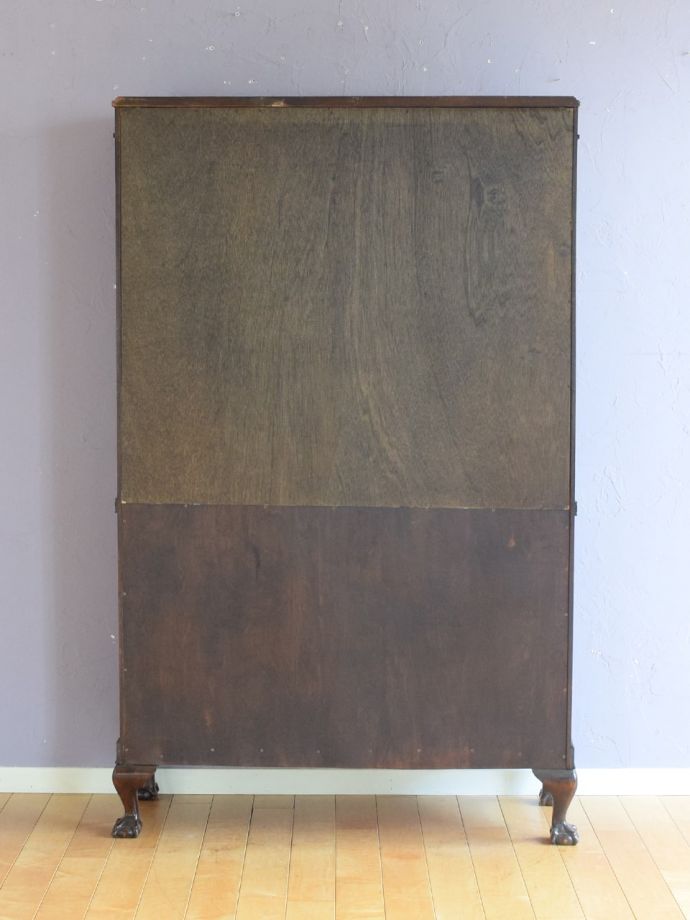 キャビネットの後ろ姿