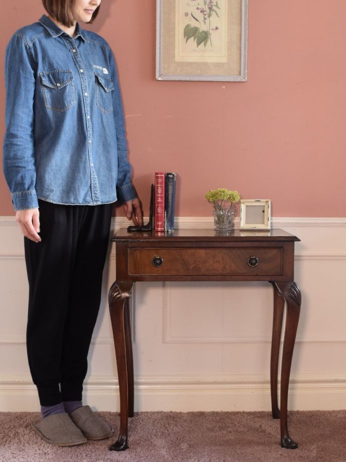 英国アンティークのテーブル