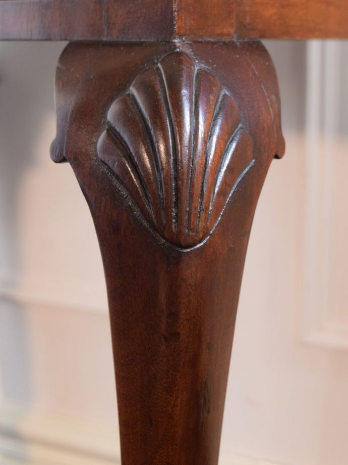 英国アンティーク家具らしい彫