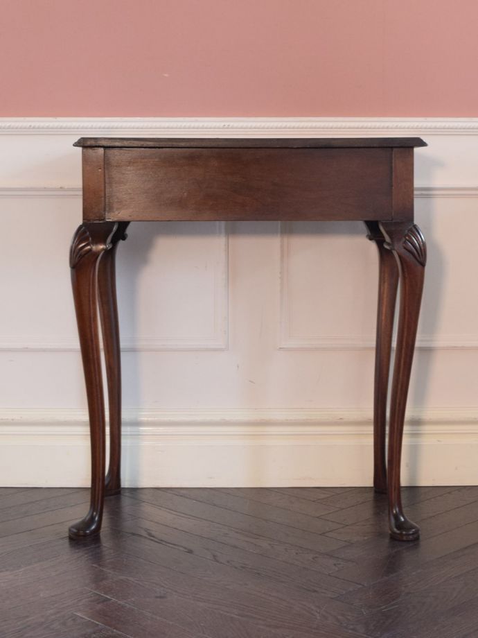 コンソールテーブルの後ろ姿