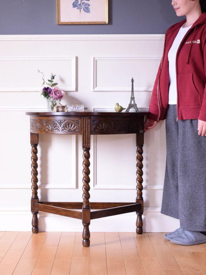 英国アンティークのコンソールテーブル
