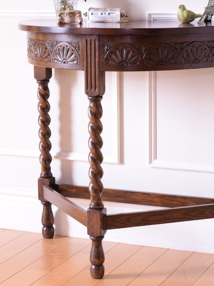 アンティーク家具らしさが漂うコンソールテーブル