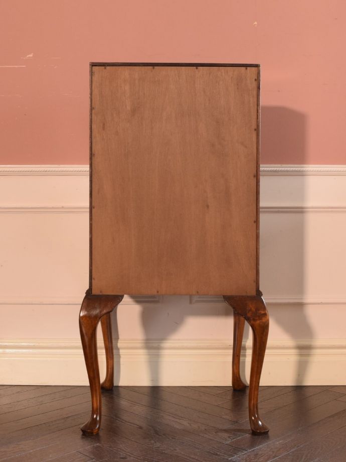 ビューローの後ろ姿